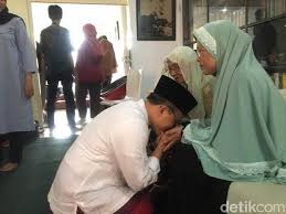 Aug 22, 2020 · makna sungkeman dalam adat jawa. Jelang Ramadan Bupati Anas Ajak Warga Sungkem Ke Orangtua