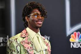 Lil nas x in the pop stratosphere a conversation about his unconventional path to success, his unconventional methods of maintaining it and his possible futures beyond it. Lil Nas X Sorgt Mit Teuflischen Sneakers Fur Schlagzeilen