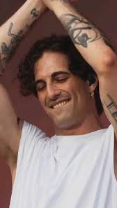 Damiano David indossa un trench della stilista francese Marine Serre,della  collezione Primavera Estate 2025🌟Los Angeles