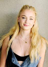 Tumblr Oluf8gspjq1vncl25o2 500 Png 500 690 Pixels Sophie Turner Age Maisie Williams Sophie Turner Sophie Turner