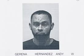 Hombre amenaza a su padre con hacerle daño por ser un alegado "chota"