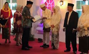 Pose mereka saat di foto terlihat sangat mesra. 4 Gaya Baju Pengantin Nikah Massal Jakarta Pasangan Mana Palingan Nyentrik Okezone Lifestyle