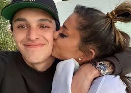Entre los accesorios para el cabello que le gusta usar a ariana grande se encuentran los listones y los lazos en caso de que prefieras su estilo femenino de ariana es vegana, pero, en caso de que este no sea el camino para ti, puedes probar con un poco de proteína magra (por ejemplo, el salmón o el. Ariana Grande Se Casa Com Dalton Gomez The Hype Stuff