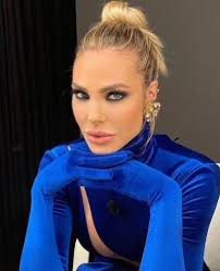 La nostra è una famiglia al femminile e siamo molto uniti. Ilary Blasi And The Super Sexy Dress At Isola Dei Famosi But There Is A Detail That