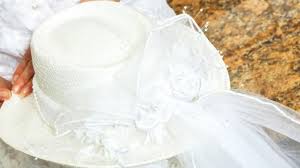 Des petits pots de confitures, des petits sachets de graines à planter dans un joli sac en liberty par exemple (il existe des kits à acheter), des chapeaux de paille (panamas, canotiers), des petits ballotins très natures pour les dragées. Comment Bien Choisir Son Modele De Chapeau Pour Un Mariage