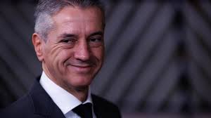 resnici skriva Robert Golob ...