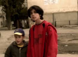 ^ „situația numărului de spectatori înregistrat de filmele românești ieșite în premieră până la 31.12.2014 (pdf). Un Studio In CÄƒutarea Unei Vedete Cinemaraton