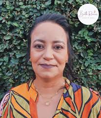 Aquela madrinha com um coque despojado de milhões!🥰 . . . Obrigada cliente  linda pela preferência e confiança em nosso trabalho 🤎 Feito pela  profissional (Beth Ramos) Agendamento e Orçamento (24)99236-2812📱  #penteado #