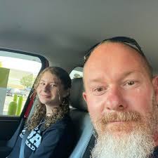 Who can cut a piece of glass for a curio cabinet in Soddy-Daisy?