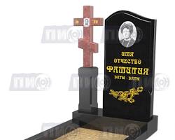 Изображение: Гранитный памятник с резным орнаментом