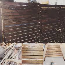 Palettes Recyclees Pour Une Belle Palissade En Fond De Jardin Palette Bois Recycler Jardin Amenagement Jardin Recyclage Palette Bricolage Palette