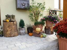 In wirklichkeit hat man mit einem garten viel zu tun, weswegen es wegen unkraut entfernen und rasenmähen eine mammutaufgabe ist den garten schön zu gestalten und garten deko ideen. Herbstdeko Ideen Kreativ Bunt Den Garten Dekorieren