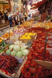 Market In Sicily Italy Market Plaza Vender Saveurs Du Monde Sicile Italie Fruits Et Legumes
