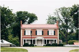Fun Filled Outdoor Wedding Photography At Ravenswood Mansion In Brentwood Tn Sara Lane Stevie Outdoor Wedding Photography Outdoor Wedding Mansions