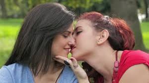 Yakin Cekim Guzel Lezbiyen Cift Dudaktan Opusme 2020 Lezbiyen Ciftler Lezbiyen Cift