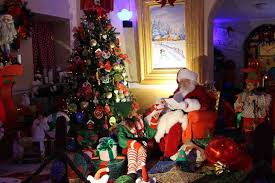 Si dedicherà ai bimbi che verranno a trovarlo solo ed esclusivamente di sabato, domenica e tutti i giorni di festa, fino a domenica 20 dicembre, dalle ore 14:30 alle 17:30. E Alla Versiliana La Casa Di Babbo Natale