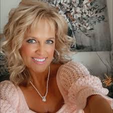 Sharon Kennett's Instagram, Twitter & Facebook