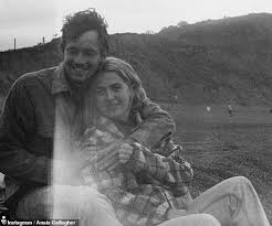 Noel and publicist sara tied the knot in 2011, after meeting in ibiza. Noel Gallagher S Daughter Anais 21 Flaunts Her Midriff In A White Crop Top Aktuelle Boulevard Nachrichten Und Fotogalerien Zu Stars Sternchen