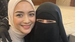 10 Potret Keluarga Umi Pipik Hadir di Kajian Habib Umar, Akrab dengan Para  Jamaah yang Hadir