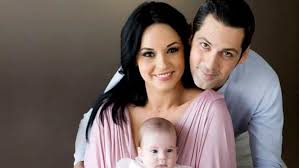 Andreea marin (andreea violeta marin), supranumită 'zâna surprizelor', este una dintre cele mai cunoscute şi îndrăgite moderatoare tv din românia. Andreea Marin AlÄƒturi De Copiii Lui È™tefan BÄƒnicÄƒ Jr Intr Un Moment Rar Unde S A Intalnit