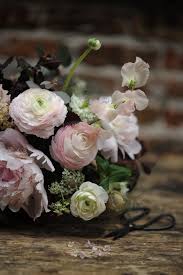 Lovely Pics Inspirations Fleuries Editions Eyrolles Nessa Buonomo La Mariee Aux Pieds Nus Bouquet De Renoncules Et De Pivoines La Mariee Aux Pieds Nus