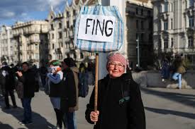 Egy szatyor fing, egy dinó, Vlagyimir Putyin és a szopórajt – itt lehet  követni a tudósításunkat Hadházyék tüntetéséről:  https://bit.ly/tuntetes-a-hidon-444