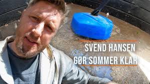 Rensning af fliser på terrasse.