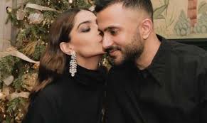 New Year 2022: Priyanka Chopra to Kareena Kapoor Khan, B-town celebs extend  warm wishes