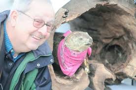 Crowd flocks to see Pine Grove groundhog