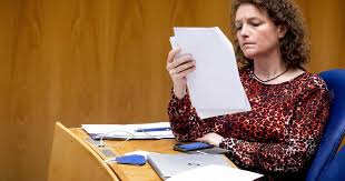 'dat was natuurlijk informatie waarvan pieter omtzigt en ik, en waarschijnlijk de rest van de kamer, hadden gezegd dat de 'het is een beetje alsof je iemand twee keer je portemonnee in bewaring geeft en twee keer is er geld verdwenen. Jlkc1t5kmg B5m