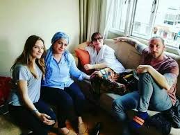 Doğumundan iki yıl sonra ailesi boşandı ve annesinin şarkıcı olması. Alina Boz Ile Mithat Can Ozer Nisanlandi Mi Temiz Magazin