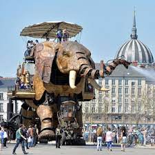 Great elephant he lives in the central street of the nefs. Great Elephant Nantes Tourisme
