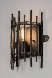 artikel 72180 deze bijzondere wandlamp heeft een armatuur van asymmetrische spijlen deze spijlen lijken op de plaats gehouden te worde wandlamp rustiek lampen
