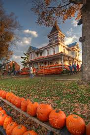 The Pumpkin House Steps Gefullter Kurbis Herbst Halloween Jahreszeiten