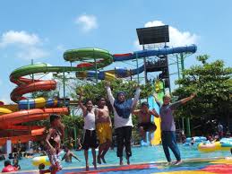 Ketika hari libur pantai ini selalu dibanjiri oleh pengunjung karena memang memiliki keindahan yang tak bisa. Kolam Seluncur Water Boom Hairos