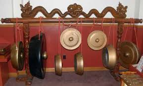 Di dalam satu set gamelan biasanya memiliki 4 saron yang kesemuanya itu memiliki versi pelog serta slendro. Alat Musik Tradisional Jawa Tengah Nama Gambar Penjelasan