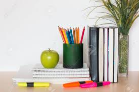 G) gritó su nombre, agitó las manos, y no lo vio. De Vuelta A Clases Libros Lapices Cuadernos Y Manzana Verde Fotos Retratos Imagenes Y Fotografia De Archivo Libres De Derecho Image 61837475
