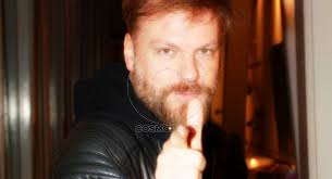 Μοιράζει εξώδικα στα μέσα ενημέρωσης. Kwstas Spyropoylos Paramenei H Oxi Sto 8eatro Hbh To Xeimwna Cosmopoliti Com Xristina Polith