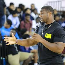 Former Palm Beach Central star Jon Bostic talks football, finances with  middle school students