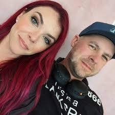 This marathon runner's wife and young son are the most hilarious  cheerleaders ever.