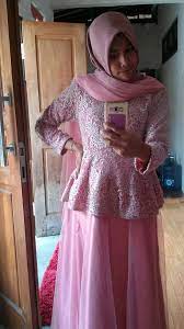 Lihat ide lainnya tentang gaun, gaun pesta, pesta. Gaun Pesta Brokat Warna Magenta Model Kebaya Brokat Kutubaru Modern Magenta Fashionsista Co Model Model Fashion Terbaru 2021