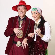 Cel mai îndrăgit cuplu al micului ecran din românia își continuă aventurile la pacat de acesti actori, dar si ei sunt oameni si trebuie sa traiasca, chiar daca asta inseamna sa se maimutareasca. State De Romania State De Romania 2009 Film Serial Cinemagia Ro