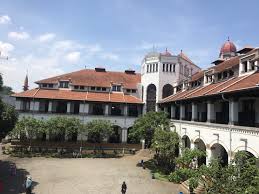 Lawang sewu adalah salah satu obyek wisata sejarah di semarang, khususnya mengenai sejarah perkeretaapian di indonesia. Lawang Sewu Si Saksi Bisu Sejarah Indonesia