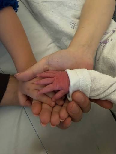 So jetzt ist es so weit Mein Engel hat das Licht der Welt erblickt Mama und  Papa sind super stolz auf dich es lief nicht alles nach Plan aber jeder  Moment seit