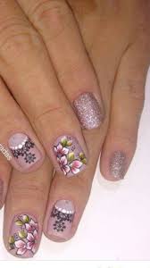 El detalle floreado en una de las uñas alcanza. Hermosas Arte De Unas De Pies Manicura De Unas Unas Manos Y Pies