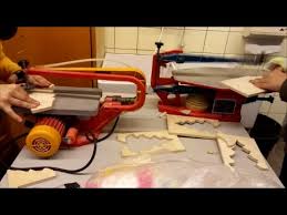 Sowohl jungen als auch mädchen basteln gerne mit holz. Wie Schuler Holz Tannenbaume Nach Vorlage An Dekupiersagen Fur Den Weihnachtsbasar Sagen Youtube