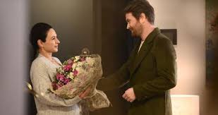Engin öztürk, i̇rem helvacıoğlu, selin yeninci, olgun toker, ahmet varlı, sacide taşaner, . What Is The Story Of The Annenin Sirridir Cocuk Series