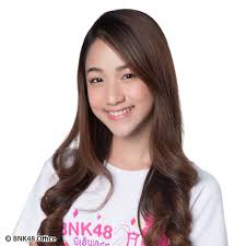 ดุสิตา กิติสาระกุลชัย หรือ แนทเธอรีน อดีตสมาชิก bnk48 รุ่น 2 ก่อนหน้านี้เธอได้มีการประกาศจบการศึกษา (ลาออกจากวง) โดยที่ไม่มีการประกาศ Ratthaphon1551999