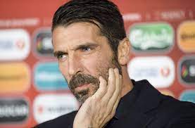 Heute fühle er sich aber als 40 jahre alter torwart wie 20. Italiens Torhuter Gianluigi Buffon Die Legende Klebt Fussball Stuttgarter Zeitung
