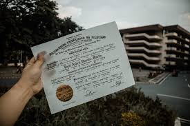 Dengan adanya gelar maka dapat dilihat bagaimana latar belakang pendidikan yang telah ditempuhnya. 37 Cara Penulisan Gelar Diploma Sarjana Magister Haji Drs